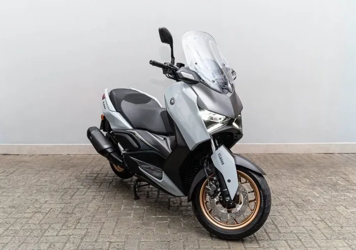 Yamaha Xmax 300 connected 