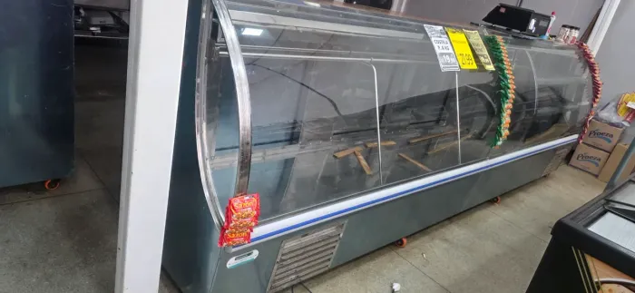 Balcão de Atendimento para Açougue Todo no Inox com Bandejas e Gancheiras