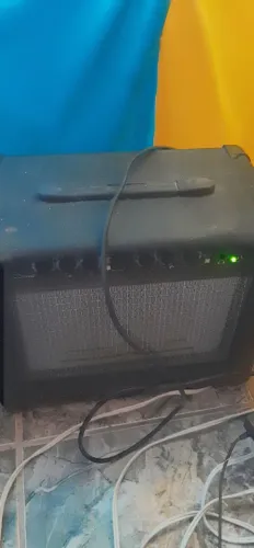 VENDO CAIXA DE SOM AMPLIFICADOR PARA GUITARRA DNCAL MUITO TOP!