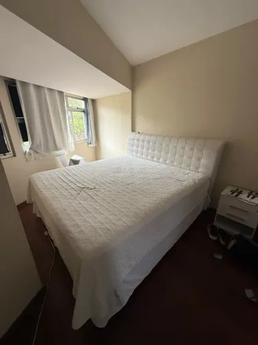Vendo conjunto completo King Size (colchão + cama + cabeceira estofada em capitonê)