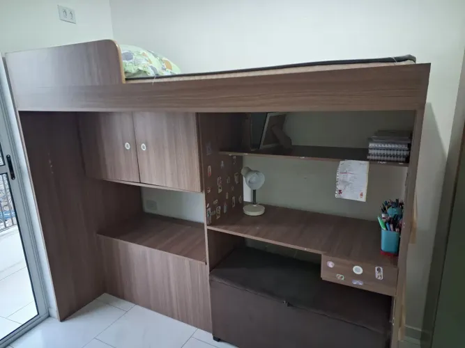 Cama solteiro elevada com escrivaninha, armário e baú 