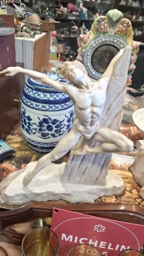 Belíssima Escultura em Mármore e Resina