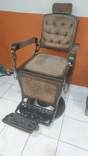 CADEIRA DE BARBEIRO FERRANTE RESTAURADA