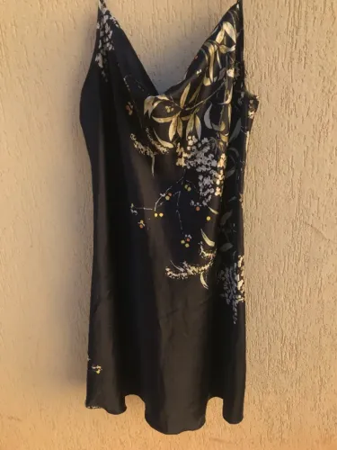 Vestido Midi Acetinado De Alcinha E Gola Bobo Com Estampa