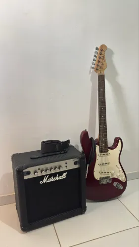 Guitarra Clark e amplificador Marshall