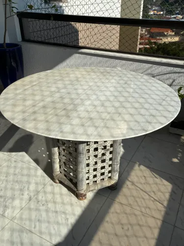 Mesa de bambu e mármore