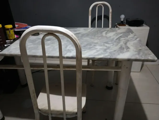 Mesa de mármore puro + 2 cadeiras meia vida