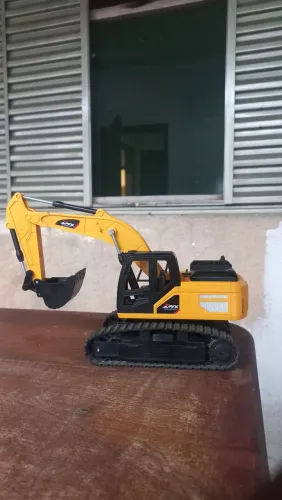ESCAVADEIRA HIDRÁULICA DE CONTROLE REMOTO [ELA TEM CAREEGADOR DE BATERIA]