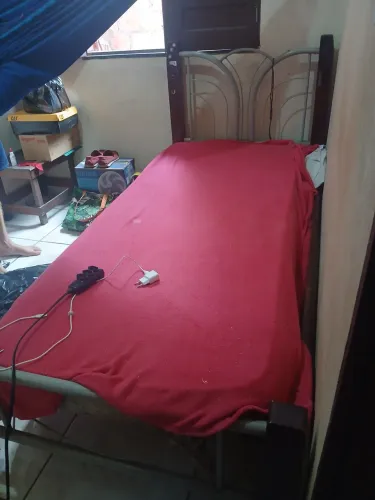 Estou doando esta cama de solteiro quem quiser venha buscar!