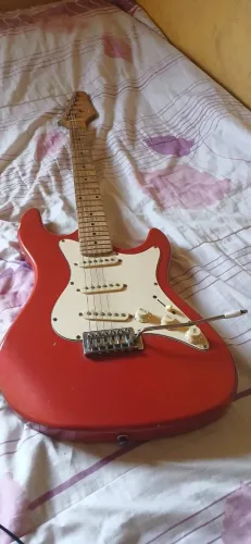 Guitarra vermelha em perfeito estado