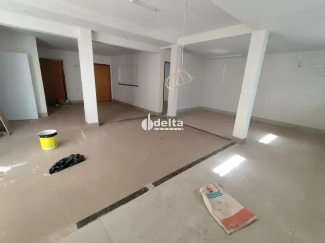 Prédio comercial disponível para locação no bairro Nossa Senhora Aparecida em Uberlândia-M
