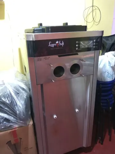 Máquina de sorvete e material de Bar.