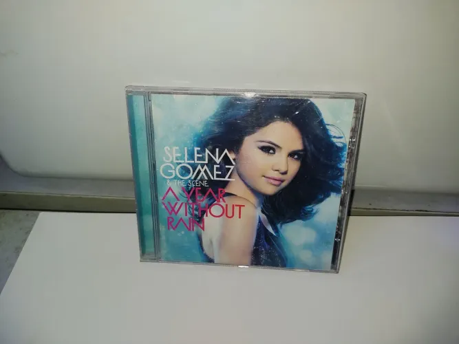 Cd da Selena Gomez, ótimo estado, envio qq. local.