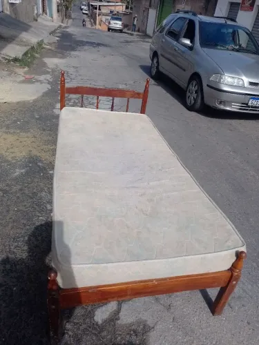 Cama de solteiro sucupira c colchão 