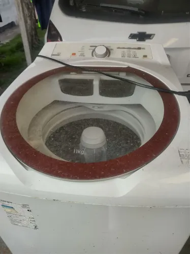 Máquina de lavar roupas com defeito/avaria. 