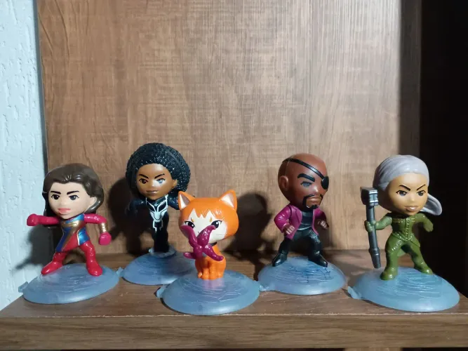 5 bonecos as Marvel McDonald's usados na condição das fotos 