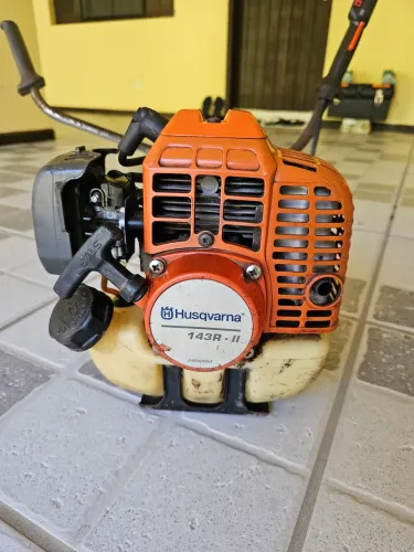 Vendo uma roçadeira husqvarna seme nova em ótimo estado de conservação
