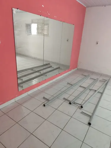 Espelhos e barra para dança 