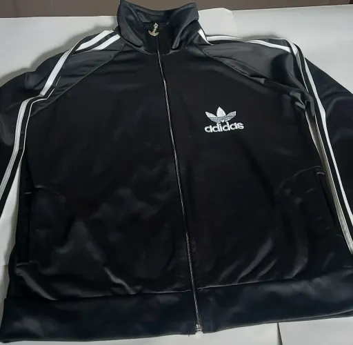 Conjunto Adidas não original, mas de excelente qualidade, novo,aflanelado com bolsos
