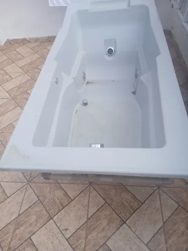Vendo urgente banheira semi nova com motor para desocupar lugar