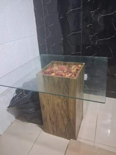 Mesa com base em madeira e tampo de vidro 90x90cm