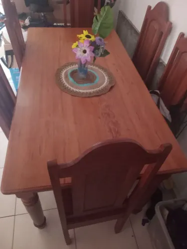 Vendo Mesa de madeira com 6 cadeiras.
