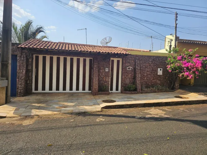 Super oportunidade no Aclimação! ? 4 quartos, suíte e área gourmet com churrasqueira.