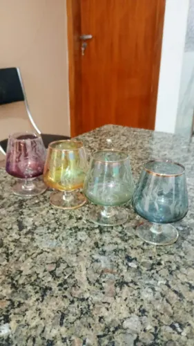 Jogo 4 Taças Vintage Coloridas c/ Borda Dourada e Relevo