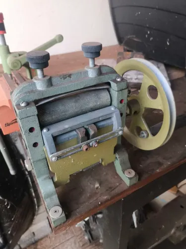Máquina para virar alça de bolsa