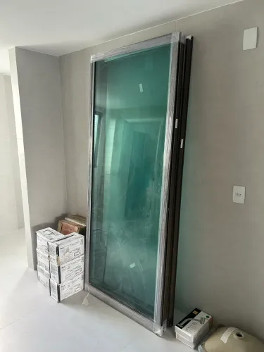 Esquadria de alumínio com vidro