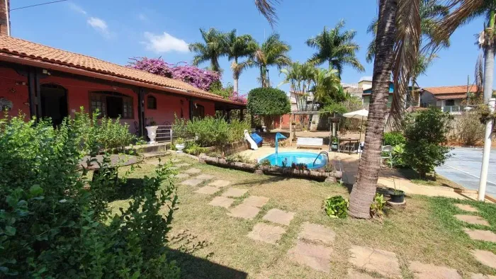 Casa Residencial em Contagem/MG com 4 Quartos (2 Suítes), Piscina e 12 Vagas Próxima ao Z