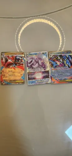 Lote com 3 cartas Pokémon raras" (Mega Greninja EX + Mega Lucario EX + Palkia V-ASTRO).