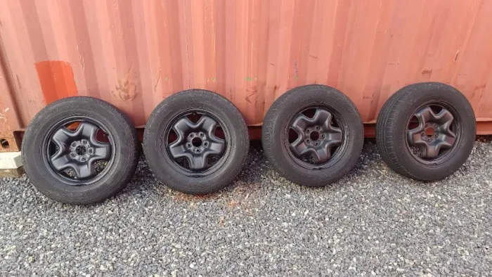 Rodas de ferro Fiat Toro Jeep Renegade com pneus e calotas originais