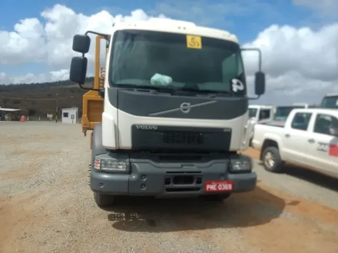 Vendo Caminhão Prancha Volvo VM270 Ano 2014 com implemento prancha de 11mt por 2.90 larg