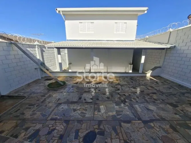 Casa/Sobrado com 3 dormitórios para alugar, 200 m² por R$ 4.000/mês - Tibery - Uberlândia/