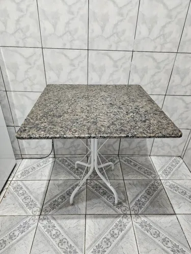 Mesa com tampo de granito