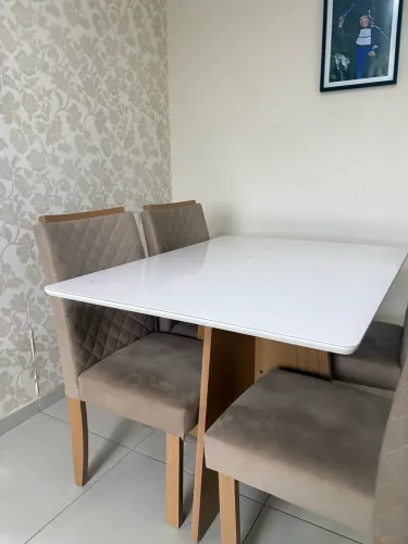 Mesa com 4 cadeiras