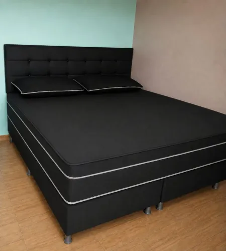 Cama super king com cabeceira e travesseiros de brinde