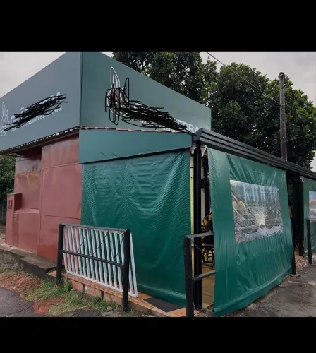 Vendo excelente loja, local com amplo estacionamento