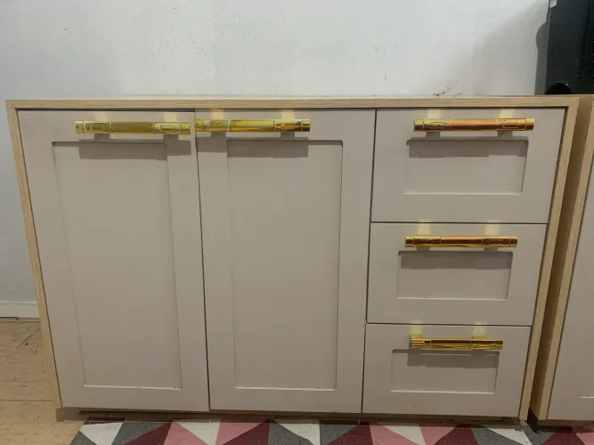 VENDE-SE CÔMODA MDF FEITO EM MARCENARIA 2 PORTAS + 3 GAVETAS