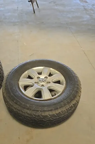 VENDO JOGO DE RODA AMAROK, ARO16 + PNEU