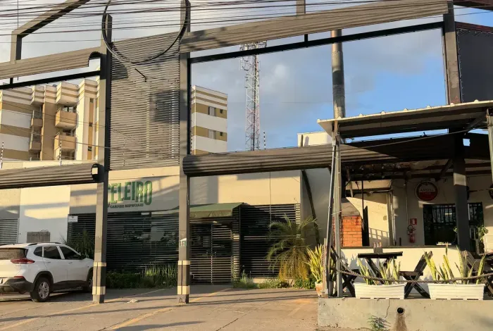 PONTO COMERCIAL DE 220 m2, PODENDO SER 320 m2, P/ EMPRESAS E LOJAS, FRENTE PARQ MÃE BONIFA