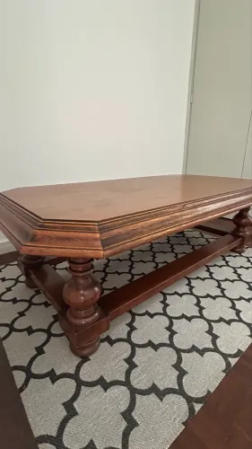 Mesa de Centro em Madeira Maciça - Estilo Colonial Clássico