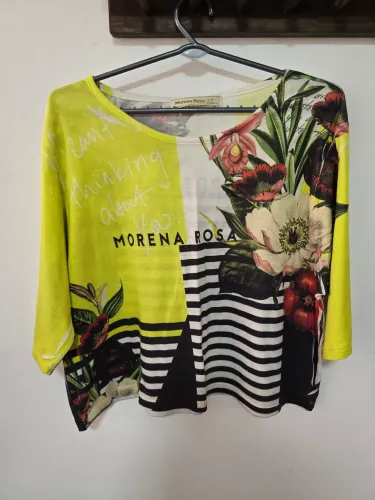 Blusa cropped Morena Rosa estampa tropical G