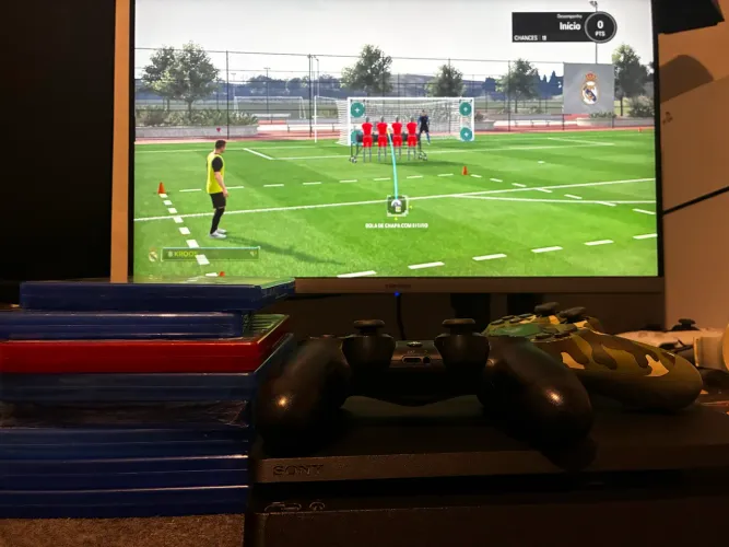 PS4 Slim 1TB - 2 controles e jogos