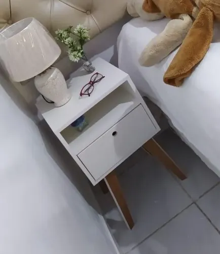 Criado mudo retrô esse são somente modelos