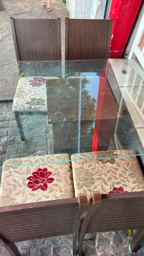 MESA DE JANTAR COM TAMPO DE VIDRO MAIS 4 CADEIRAS BOAS ENTREGO