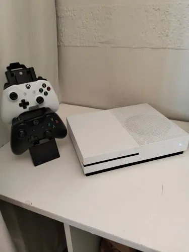 Xbox One S + 2 Controles | Pouco Usado