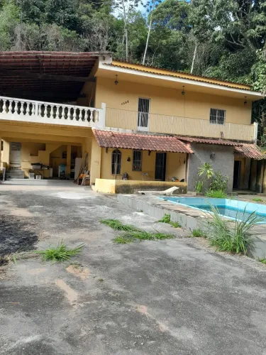 Casa dúplex com terreno na Estrada principal da Praia de Mauá.