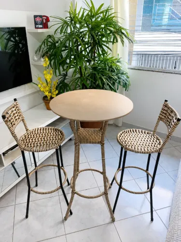 Conjunto de Mesa Alta + 2 Banquetas em Fibra Sintética